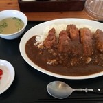 肉食堂 最後にカツ。 - 名物の肉カレー特大