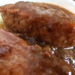 肉食堂 最後にカツ。 - 名物の肉カレーの肉（アップ）