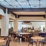 六甲山サイレンスリゾート カフェテリア - 天井には1929年製のステンドグラス