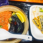 麺紡 - 冷やし揚げ茄子・トマト・肉味噌ぶっかけ