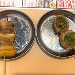 串とメシにはサケキタル - 豚バラ串(110円)、野菜巻き串レタス巻き(320円)