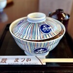 うなぎのまつ嘉 - うな丼、うなぎがチラッとはみ出しています