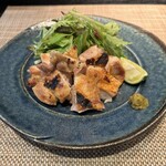 はしもと 藪き - 南部あべ鶏岩塩焼き　香ばしく焼き上がっています。
