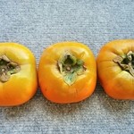 新鮮ひろば かのな - 柿 150円×3個