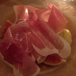 ファソラ - パルマ産生ハムと小平産イチジク。生ハムの下にイチジクがゴロゴロ！