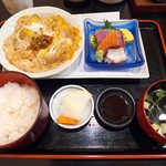 四季食菜　安田 -  〔日替ランチ〕白身フライの玉子とじ定食（￥700）。少量でも厚切りの刺身が付いてくるのが嬉しい