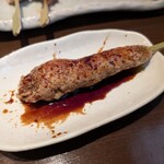 炭火料理　炭心 - つくね串。鶏の串は一律1本税込198円。タレがすごくフレッシュなんですよ。優しい酸がありながら、甘さは控え目でコクと旨味があります。あまり他店にはないタイプのタレですよ。
