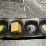 鉄板焼き 大地 - ステーキ用　わさび　泡醤油　生の粒胡椒　岩塩　