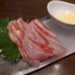 炭火料理　炭心 - 背と腹で分けてお造りにしているところがにくいですねぇ！味わいが2種類。炙った皮が香ばしい！トロり腹身。〆まった背。それぞれの甘みが引き立っています。美味い！