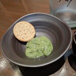 炭火料理　炭心 - お通しは、バジルと生しらす。しらすの優しい塩味とバジルの香りが絶妙。