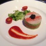 グランドハイアット東京 - ノルウェー産サーモンのタルタル ズワイ蟹とアボガドのミルフィーユ仕立て キャビア 軽くスモークした完熟トマトのクーリとシトロネット 彩り野菜
