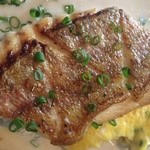 そぷらのシチュー - メインの花鯛 皮に切れ目を入れてある。