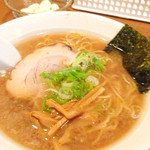 東京豚骨　じゃんだら - ”秘蔵ラーメン” 自家製のネギ油などコクのあるスープは絶品。サービスの生にんにくを潰して入れるとさらに美味しくなる。私は一つ〜二つ入れるのがオススメ。