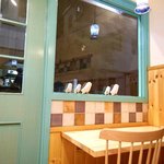 オリエンタルビストロ 桃の実 - 二人用の席。小鳥、かわゆい。