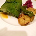 オリエンタルビストロ 桃の実 - バナナの葉っぱの中に、太刀魚。