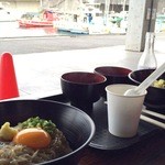 田子の浦港 漁協食堂 - 港の漁船を眺めながらの食事