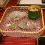 さ行 - 刺身はヒラメとこち、そして伊勢エビのタルタルが竹の器に。