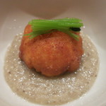 さ行 - この店の名物である胡麻豆腐。しめじ・舞茸・ぽろねぎをミキサーにかけたソースで。