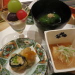 さ行 - 4点盛り。・イワシのつみれをレタスで巻いたもの、マコガレイの煮おろし、銀ダラと満願寺唐辛子の天ぷら、ぶどうの白和え。