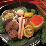 さ行 - 前回同様籠のふたがかぶった形で登場した前菜。