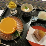 さ行 - デザートはかぼちゃのアイス、桃のプリン、オレンジゼリー、マロンケーキ（小豆入り）の4点盛り。