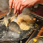 月島もんじゃ もへじ 本店 - 豪快かつ鮮やかな手さばきです！