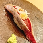 木挽町 とも樹 - 銚子のトロ鰯。脂乗りが最高。鮮度抜群なので、くどくないし全く匂わない。これがとっておきのネタでした。