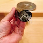 木挽町 とも樹 - つまみの薬味のツマも残さず手巻きでいただきます