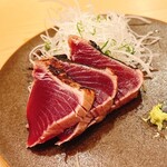 木挽町 とも樹 - 鰹の背中側。皮目を軽く炙りました。大目に三枚でご提供