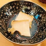 木挽町 とも樹 - 大原産の黒鮑の蒸し物。鮑の汗も全て飲み干します