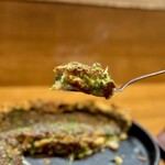 鉄板焼 OMURAYA - うす焼きの外側はパリッと香ばしく、内側の厚みのあるところはトロットロでぼっかけの旨みがたっぷり♡♡♡