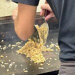 鉄板焼 OMURAYA - さーてラストスパート！
      そばめしにばらソースをしっかり香ばしく炒め合わせていきます♪