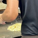 鉄板焼 OMURAYA - そしたらまた魚粉かな？なんかの粉をかけて〜、