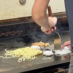 鉄板焼 OMURAYA - テコでペッタンコに押し潰します。
      どんな意味があるんだろう？