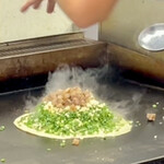 鉄板焼 OMURAYA - そしてこれ！牛すじとこんにゃくを甘辛く煮たぼっかけをたっぷりと盛ります♡(≧∀≦)