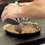 鉄板焼 OMURAYA - ハケで醤油ダレをしっかり塗ります♪