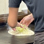 鉄板焼 OMURAYA - そこに魚粉かなにかをかけたあと千切りキャベツを乗せ、