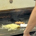 鉄板焼 OMURAYA - その隣へあの超絶ウマい麺と、冷やご飯かな？ラップで四角く成形されたご飯を乗せて焼いていきます。