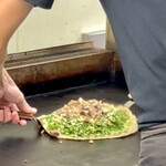 鉄板焼 OMURAYA - テコを生地の下に入れて〜、、よっ♪