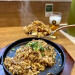 鉄板焼 OMURAYA - パラッパラなご飯と刻まれた麺、それらが油カスから出た旨み油をしっかり纏い、そこにばらソースの酸味と芳醇な甘みが香ばしく絡む………( °ω°; )、、、激ウマ〜！！！