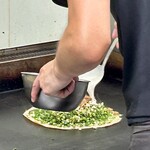 鉄板焼 OMURAYA - そしてつなぎ生地をしっかりと回しかけたら〜、