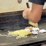 鉄板焼 OMURAYA - 四角く成形されたご飯を4分割して、