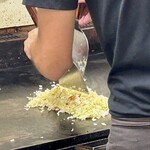 鉄板焼 OMURAYA - 刻んだり混ぜ合わせたりしながらじっくり炒め合わせていく。ここでぼっかけのお出汁を回しかけているのを見逃しませんでしたよ♪(^^)