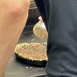 鉄板焼 OMURAYA - 魚粉や青海苔をかけたら〜、