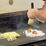 鉄板焼 OMURAYA - そのご飯の上に火の通った油カスをON！