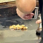 鉄板焼 OMURAYA - ここからはそばめしの実況！
      まずは蓋をして蒸し焼きにした油カス、脂をじっくり出しています。