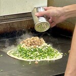 鉄板焼 OMURAYA - ここでまたなにかの粉をかける。