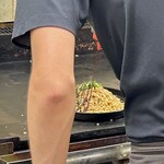 鉄板焼 OMURAYA - ネギを散らしたらここでもばらソースの追いブースト♪