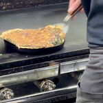 鉄板焼 OMURAYA - 焼けたら鉄板皿へ。