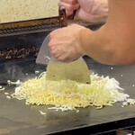 鉄板焼 OMURAYA - すべてをまたまたカカカカカッと細かく刻んでいきます。